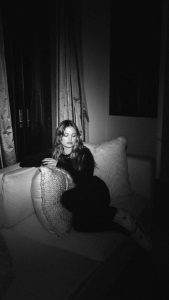 Olivia Holt Instagram - 💋🖤