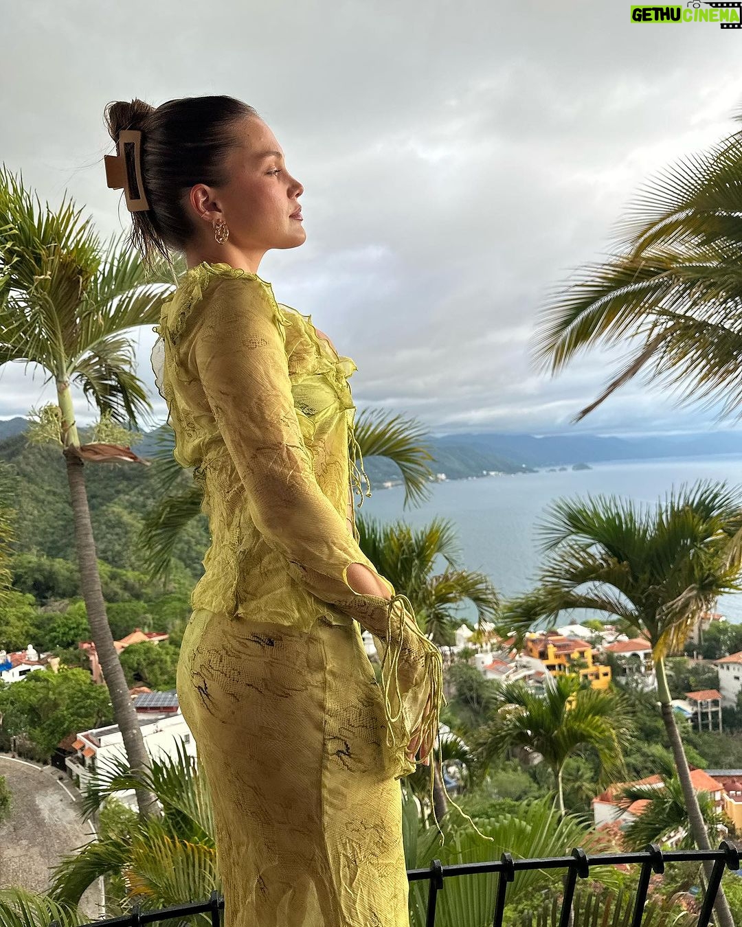 Olivia Holt Instagram - my happy color 💚💚💚💚💚💚