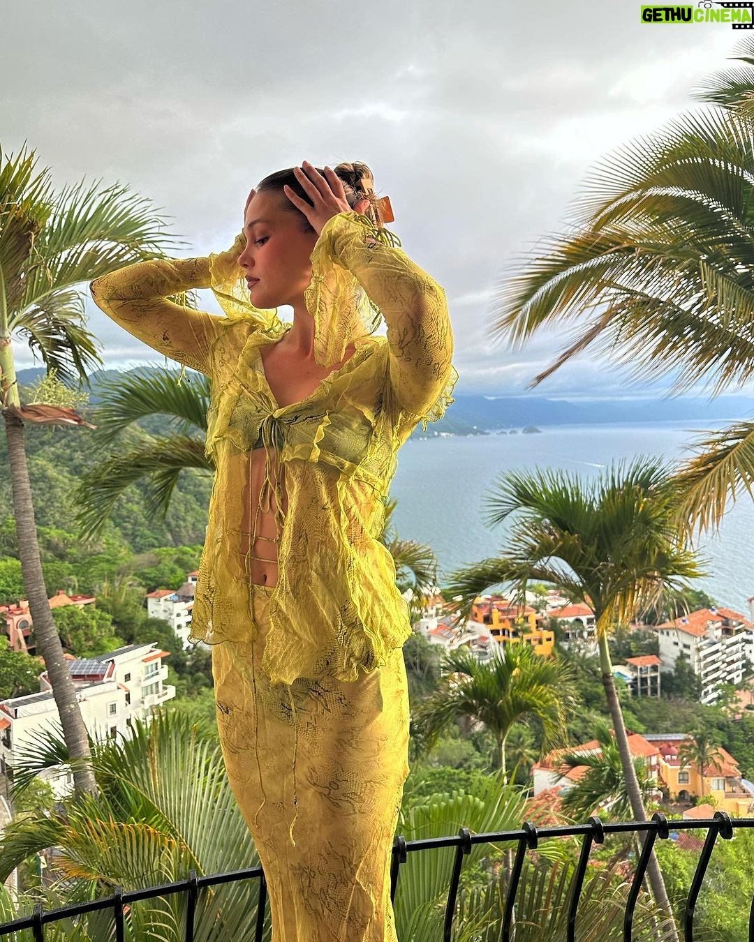 Olivia Holt Instagram - my happy color 💚💚💚💚💚💚