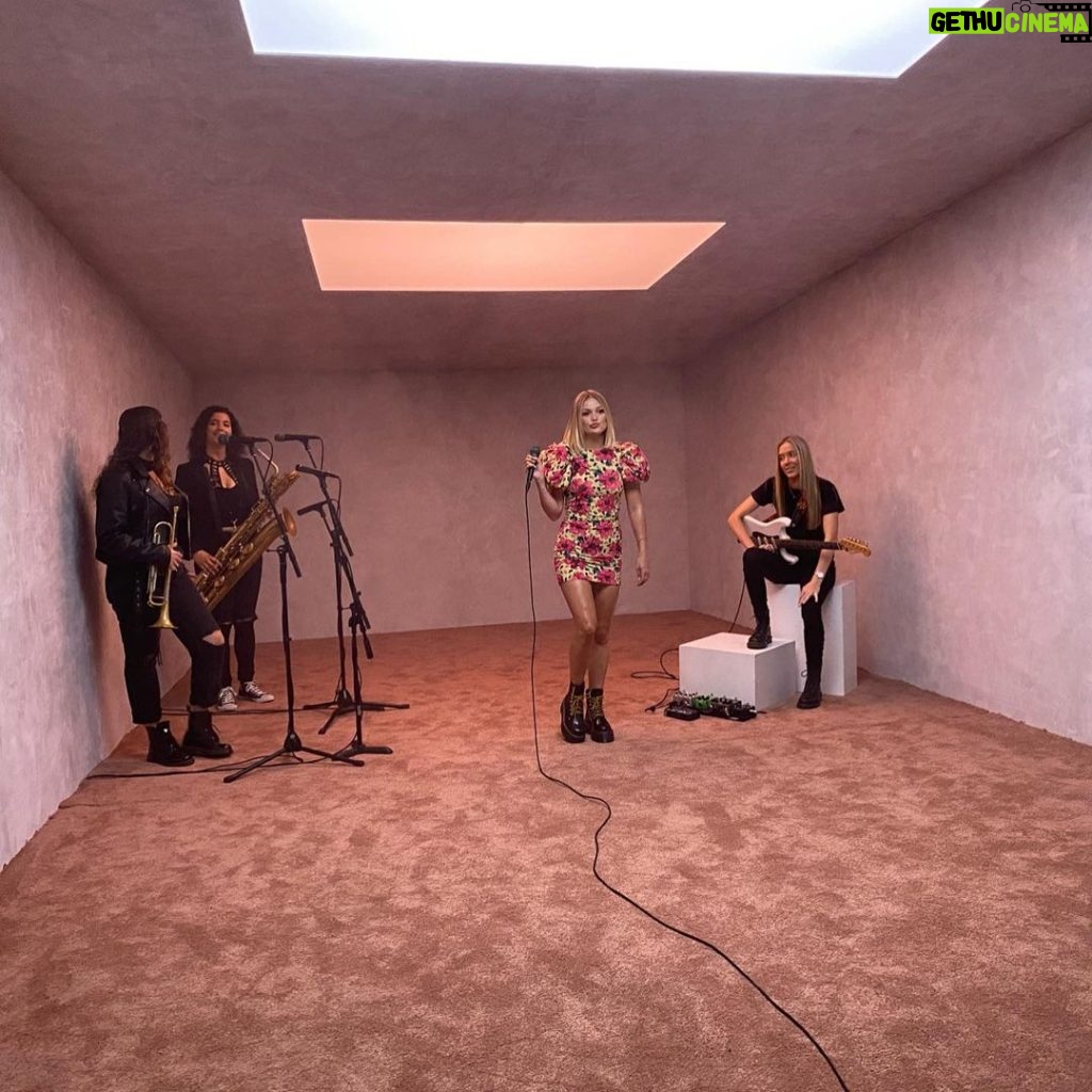 Olivia Holt Instagram - sang a lil tune for @vevo #next #shakeyourcake