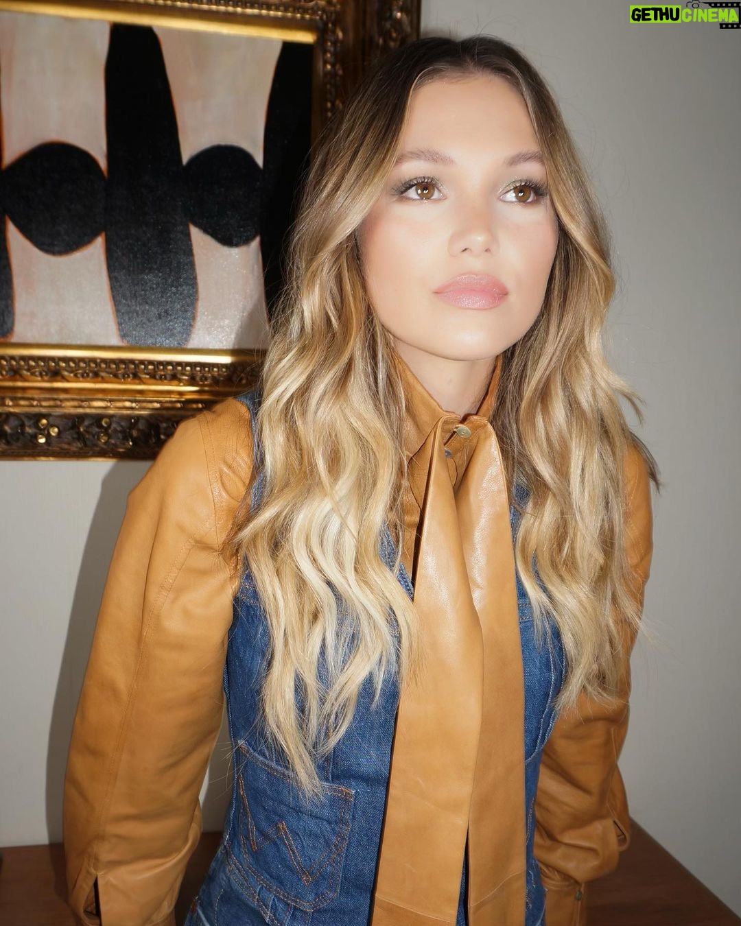 Olivia Holt Instagram - 👖@wrangler baby 👖