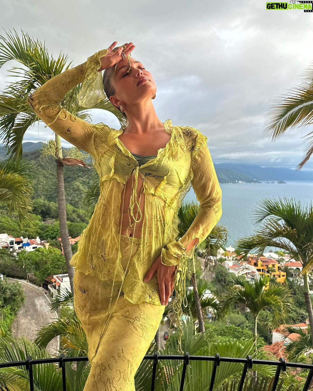 Olivia Holt Instagram - my happy color 💚💚💚💚💚💚