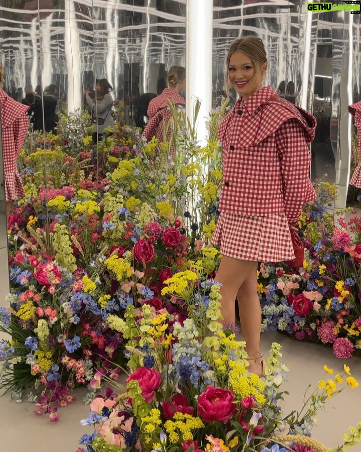Olivia Holt Instagram - ❣️ @dior @diorbeauty ❣️