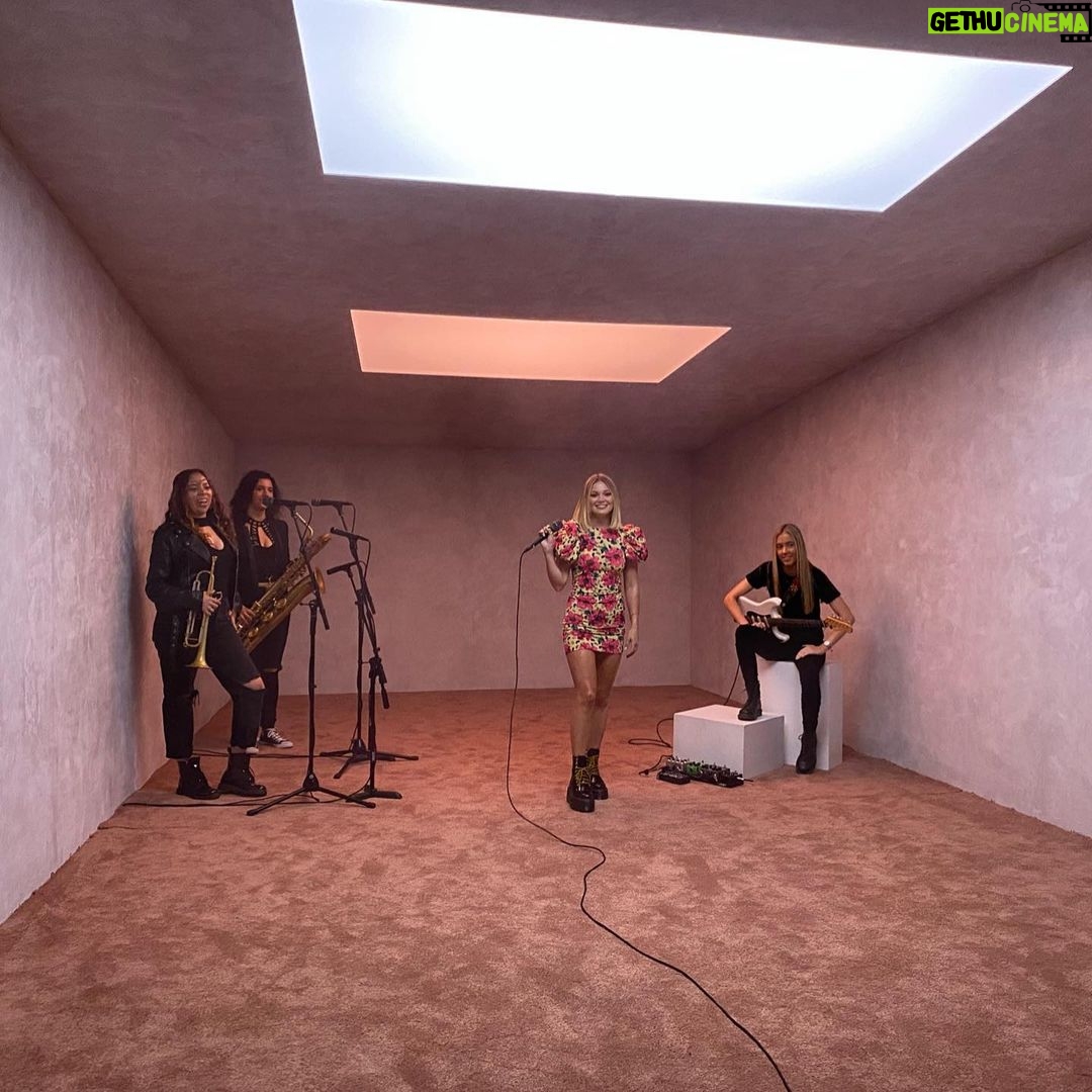 Olivia Holt Instagram - sang a lil tune for @vevo #next #shakeyourcake