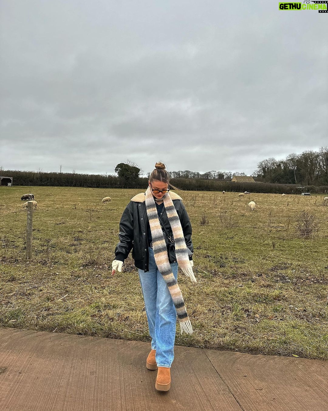 Olivia Holt Instagram - 4th slide is quite literally the goat 🐐 Soho Farmhouse