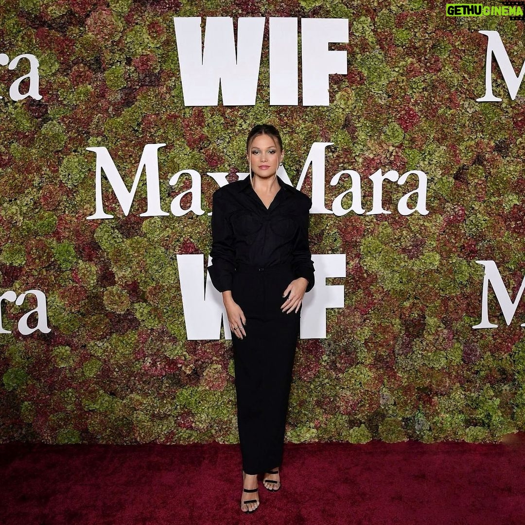 Olivia Holt Instagram - @womeninfilmla @maxmara @wmag 🫶🏼