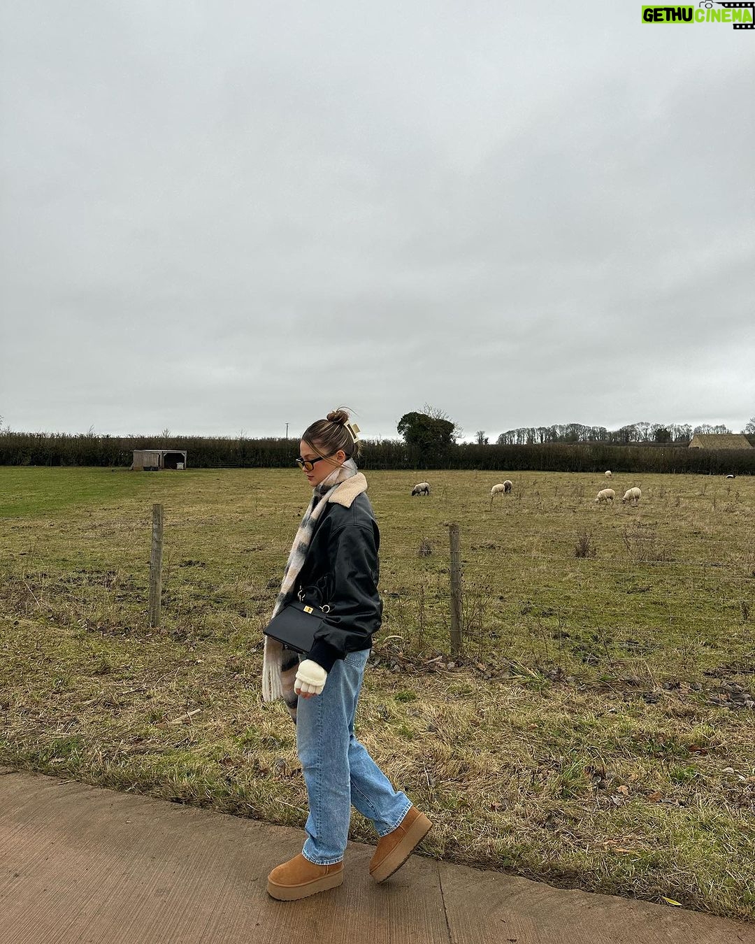 Olivia Holt Instagram - 4th slide is quite literally the goat 🐐 Soho Farmhouse