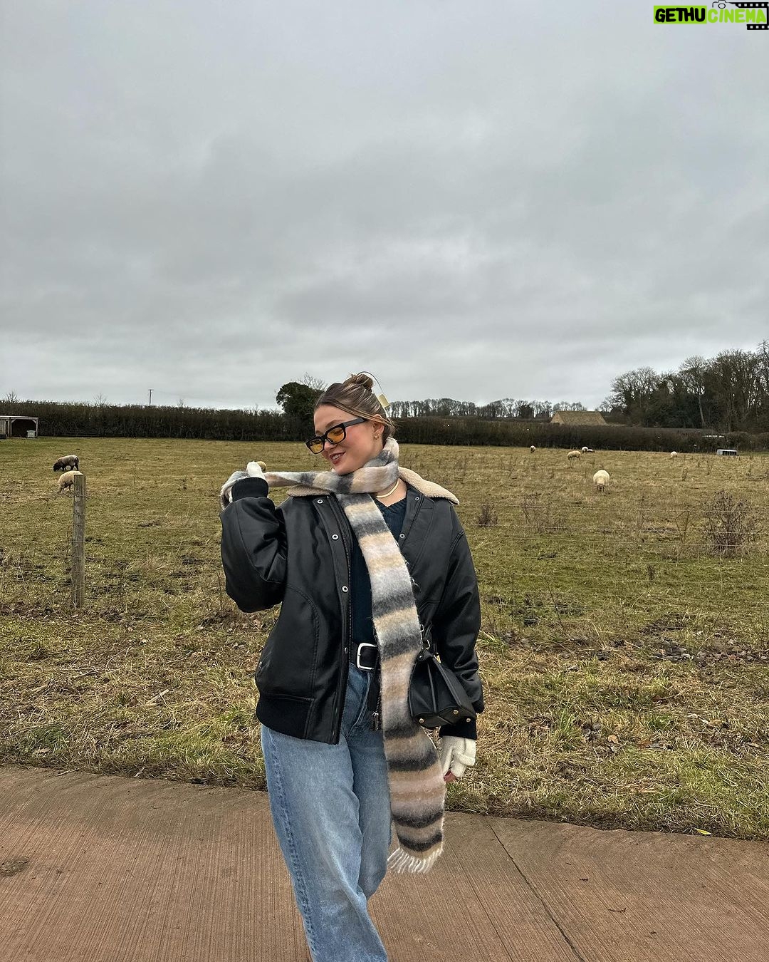 Olivia Holt Instagram - 4th slide is quite literally the goat 🐐 Soho Farmhouse