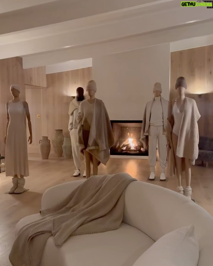 Olivia Holt Instagram - cutest, coziest eve in malibu with @loropiana 🧸 #LoroPiana #LoroPianaCocooning