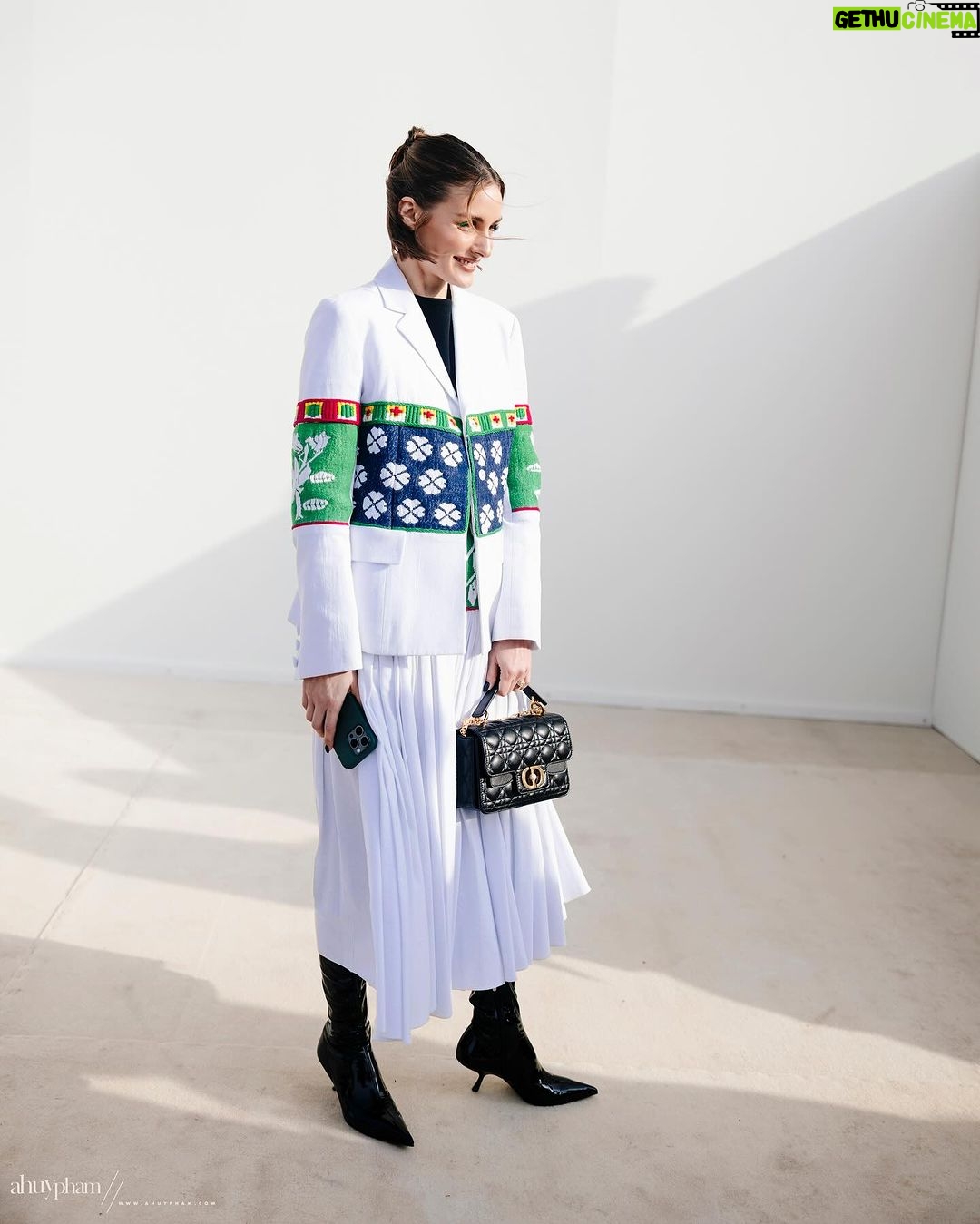 Olivia Palermo Instagram - 🪇 @dior | AW24/25 💇♀️: @stefanbertin 💄: @sam_tsan for @charlottetilbury 👢: @sergiorossi 📷: 1: @vincenzo_grillo 2-3: @thestoryalist 4: @the_fashion_counselor 5: @fifinewbery 6: @ahuypham 7: @dior 8-10: @essbeephoto Paris, France