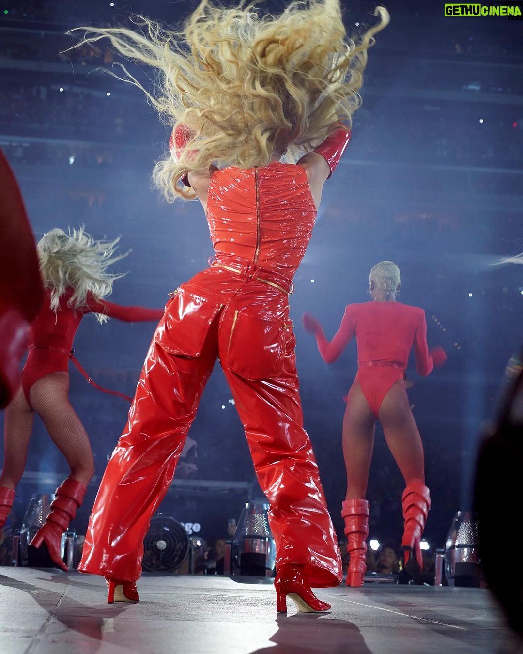 Olivier Rousteing Instagram - MY POWER ♥️ @beyonce in @balmain for #RENAISSANCEWORLDTOUR for one of my fav moment of the tour #mypower with the incredible #blueivy. I love u Bey and Blue 🫶🏽