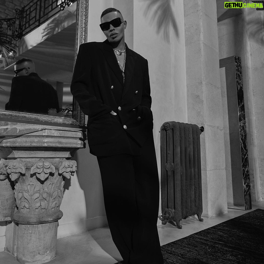 Olivier Rousteing Instagram - I am so excited that Le Vestiaire d’Or is finally available on Balmain.com. Tell me what is your Fav piece from my new wardrobe created for you. It’s a unisex collection from day to night , all what I love to wear is finally available🖤 go and get your fav piece and tag : #levestiaired’Or Link in my bio .