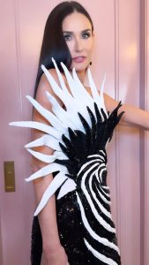 Olivier Rousteing Instagram - When the swan goes to the Black and White Ball 🦢🖤🤍 @demimoore stuns in a @balmain gown and @cartier jewels to the premiere of @feudfx styled by me! Makeup by @kristoferbuckle Hair by @djquintero Assisted by @nicksegodi Tailoring by @lubastailoring