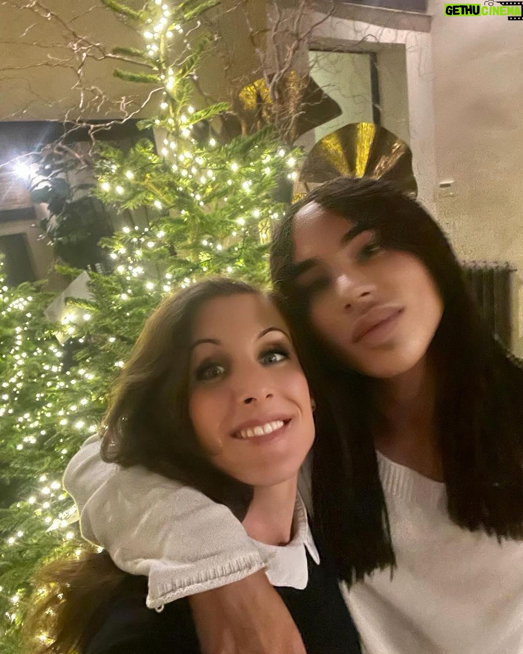 Olivier Rousteing Instagram - L’amour ♥️ joyeux Noël à vous tous 🎄 Love is so important in life. I know it sounds cheesy but these 3 days spent with family reminds me that no matter the work no matter the fame and the image that people talks about there is much more than this : LOVE , TRUTH , FAMILY. I thank Santa for reminding this year what is the essence of life : love . That was the best gift I had. Have a nice holidays season to you all and can’t wait for so many new incredible chapters . Love you and Merry Christmas