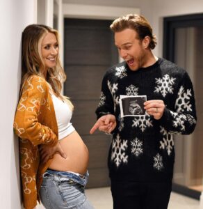 Olly Murs Instagram - Baby Murs due 2024 🍼👶🏼💛