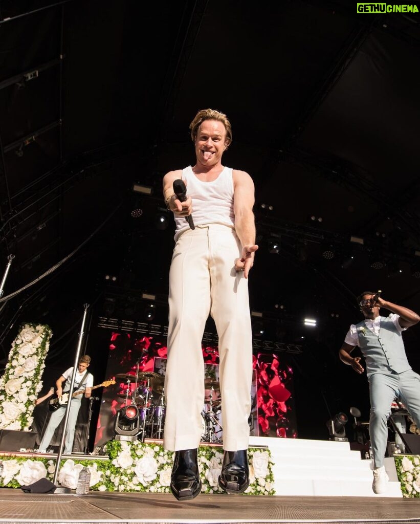 Olly Murs Instagram - Lil Photo dump of some my fav pics from this weekend 📸💪🏻 being back with the band was fun and seeing all you lovely lot was special! Day off today… then we go again!!