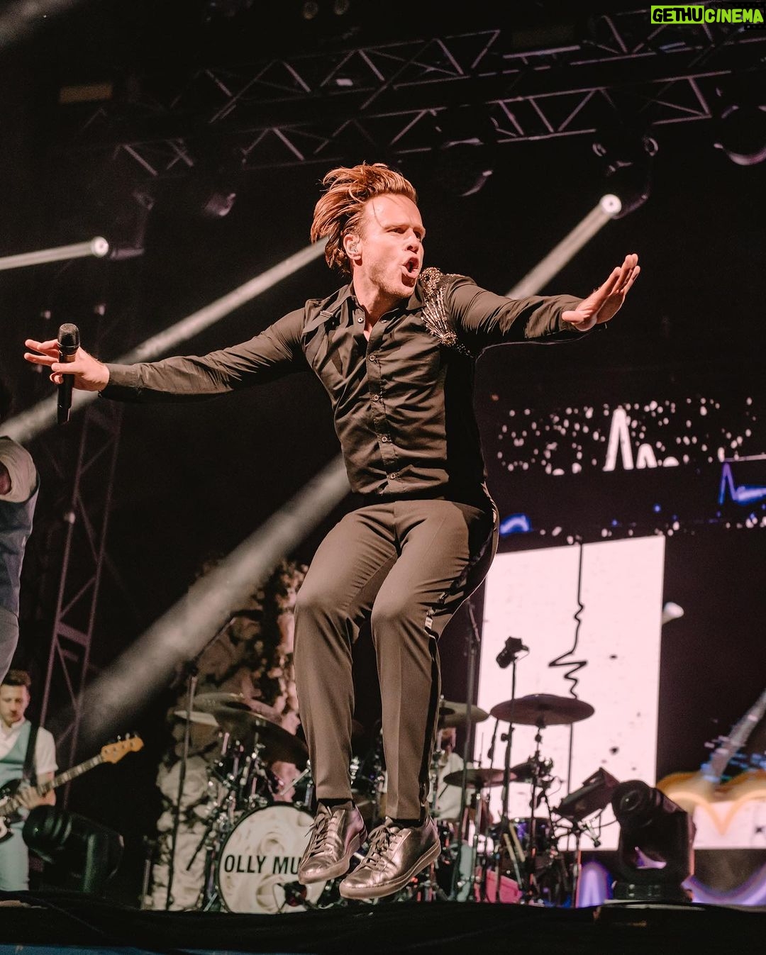 Olly Murs Instagram - Lil Photo dump of some my fav pics from this weekend 📸💪🏻 being back with the band was fun and seeing all you lovely lot was special! Day off today… then we go again!!