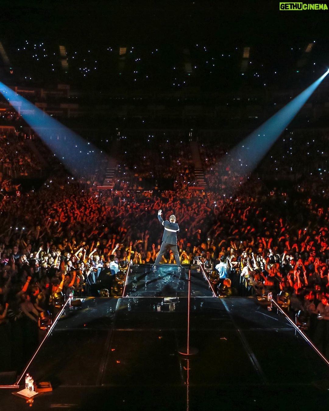 Olly Murs Instagram - From 2012, 2013, 2015, 2017 to 2019! I’m back home tonight at The O2! So grateful for tonight more than ever! I have the best fans!! Just about to head on… let’s do this 💪🏻👌🏻❤️🤙🏻