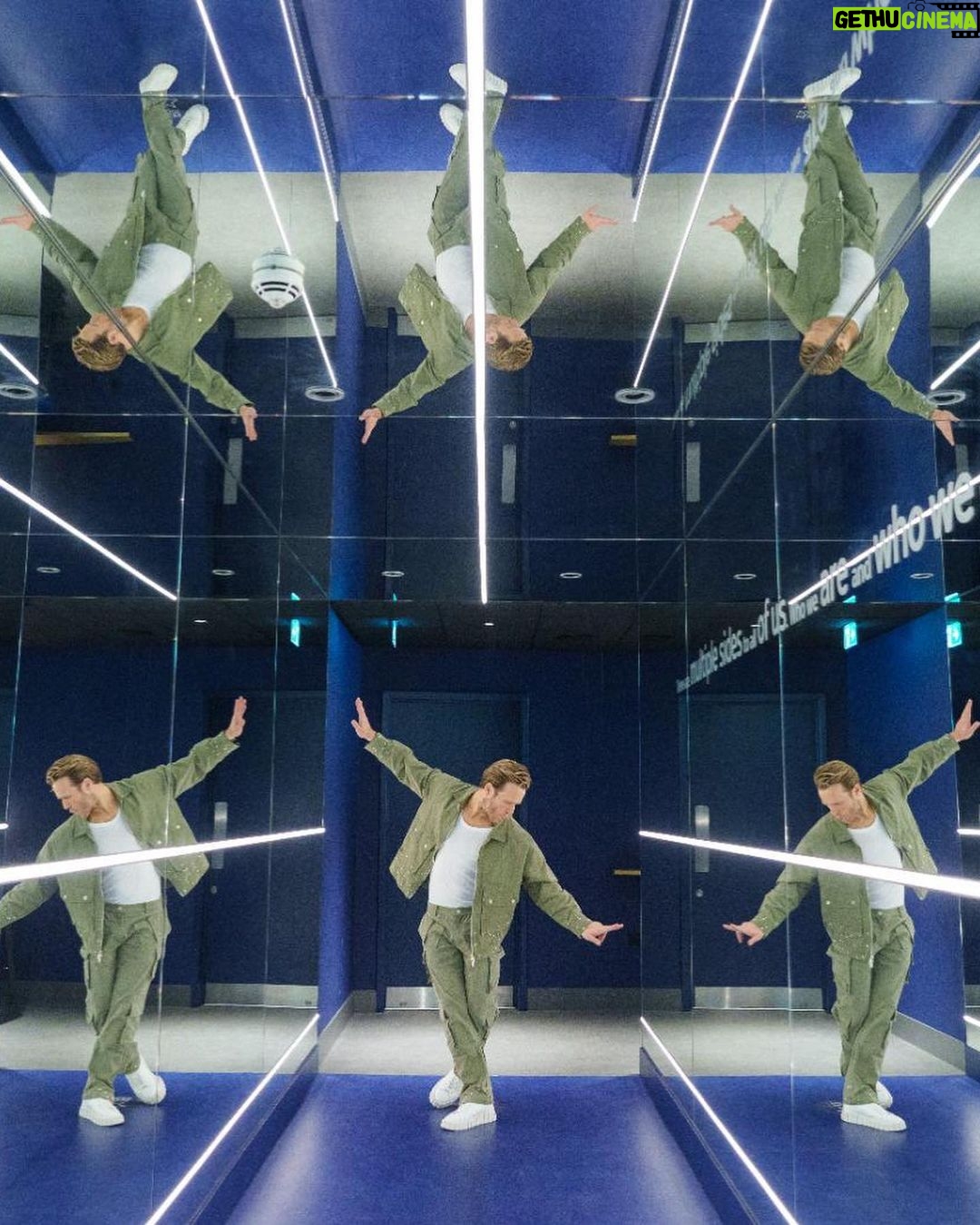 Olly Murs Instagram - SO excited to officially open the #SkyVIP lounge before my gig in Leeds tonight and surprise 200 @sky_uk customers with a cheeky performance in the lounge before I go on stage. Thanks to everyone that came! Now for SHOW TIME!!! #ad