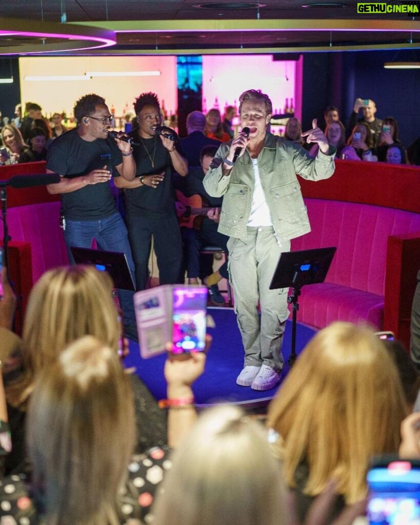 Olly Murs Instagram - SO excited to officially open the #SkyVIP lounge before my gig in Leeds tonight and surprise 200 @sky_uk customers with a cheeky performance in the lounge before I go on stage. Thanks to everyone that came! Now for SHOW TIME!!! #ad