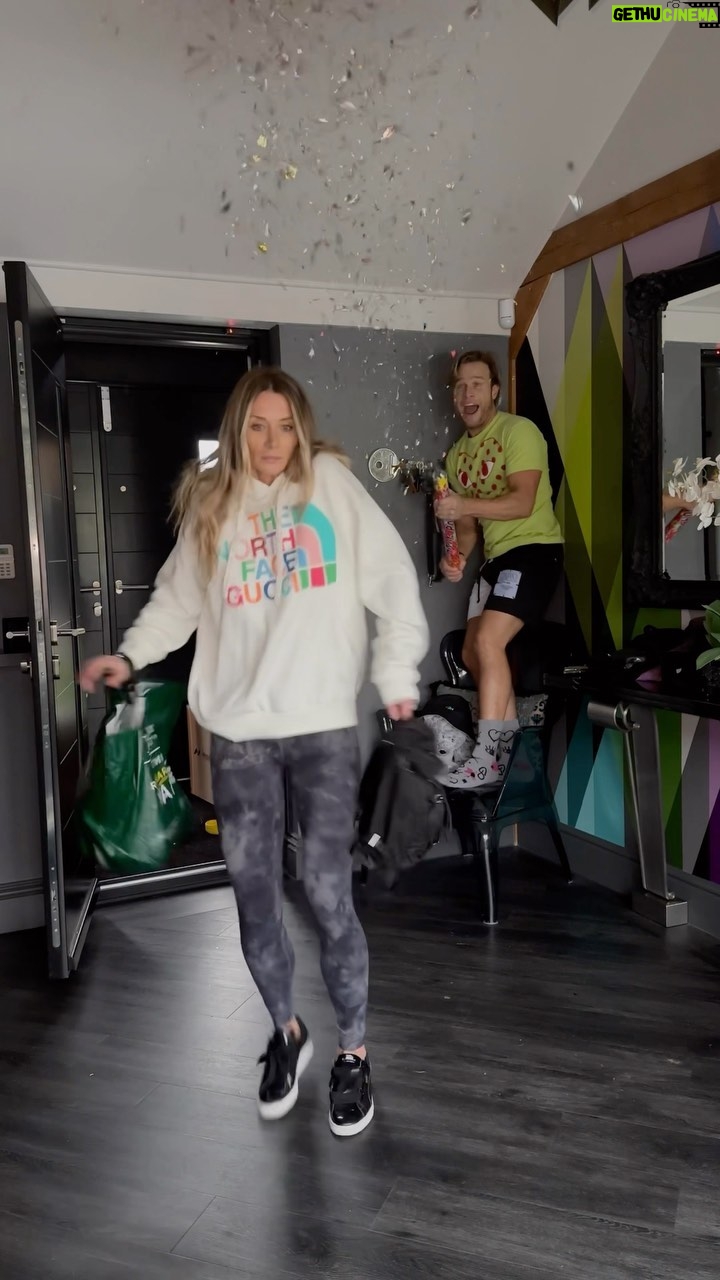 Olly Murs Instagram - Oops 💥 I found her.. 🤪 banging new song.. I think you’ll like it.. Amelia does 🤣👌🏻