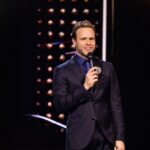 Olly Murs Instagram - Unreal first show tonight.. you forget watching it that these singers are all just regular normal people who come on here as there idols and rock it like superstars 👏🏻👌🏻🤩 hair by @mellissabrown , styled by @ejwitt Outfit in full: . . Suit @etro Shoes @gianvitorossi Broach @pebble.london Shirt @emmawillislondon
