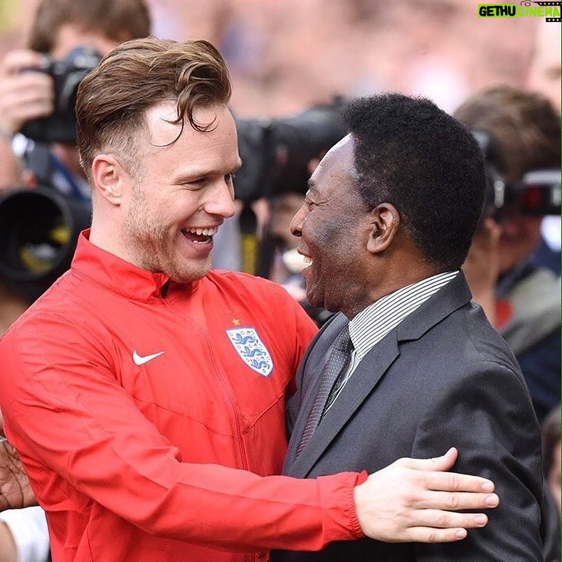 Olly Murs Instagram - I’ll never forget having dinner with Pele in 2016! Was a honour to be in his presence, we sat and listened to all his incredible stories for a few hours! Then weeks later share this moment with him on the pitch is something I’ll never forget! A legend forever, the greatest x RIP PELE 🇧🇷👑🙏🏻