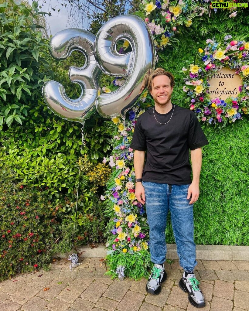 Olly Murs Instagram - Incase the balloons weren’t clear enough.. I am 38 + 🖕🏻🤣🤪 might be my last year in my 30’s but gotta feeling it’s gunna be the best one 💯👍🏻