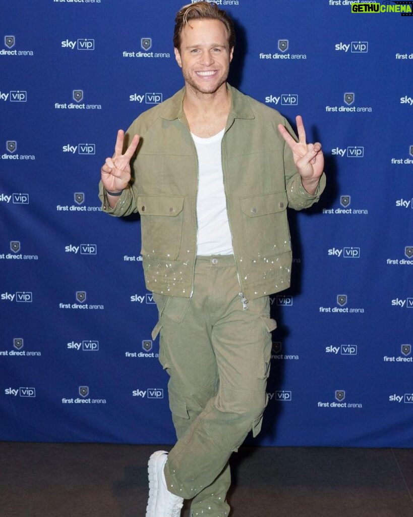 Olly Murs Instagram - SO excited to officially open the #SkyVIP lounge before my gig in Leeds tonight and surprise 200 @sky_uk customers with a cheeky performance in the lounge before I go on stage. Thanks to everyone that came! Now for SHOW TIME!!! #ad