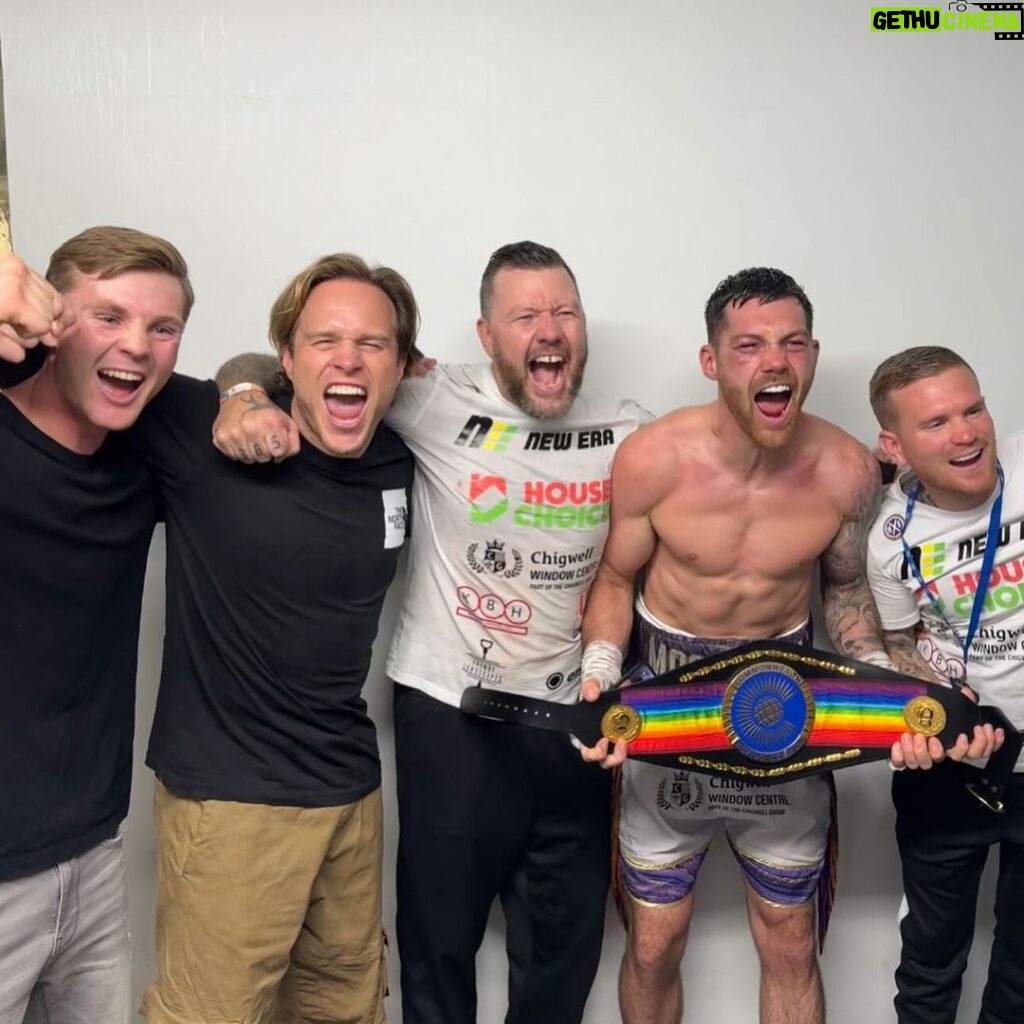 Olly Murs Instagram - 𝗔𝗡𝗗 𝗧𝗛𝗘 𝗡𝗘𝗪 🏆 sammy boy you smashed it last night wow was an honour to be ringside to see you win the commonwealth title! Enjoy this moment and I’ll see ya next few days when I bring ya back down to earth training me and buying me breakfast 🤣👏🏻🥊 York Hall, Bethnal Green