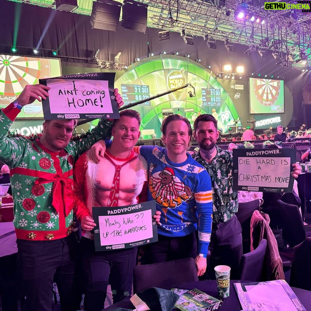 Olly Murs Instagram - Die hard is a Xmas movie… 💯 @ me if you think otherwise 🤣😝 what a day at the darts!! Unreal 🙌🏻🙌🏻 Alexandra Palace, London