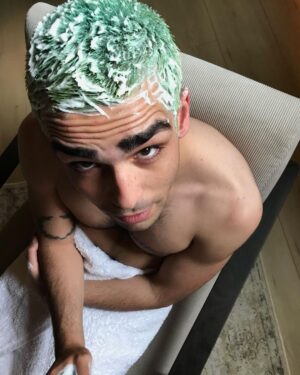 Omar Ayuso Instagram - he logrado uno de mis sueños: ser una señora que se da el tinte en el pelo una vez a la semana 🥒