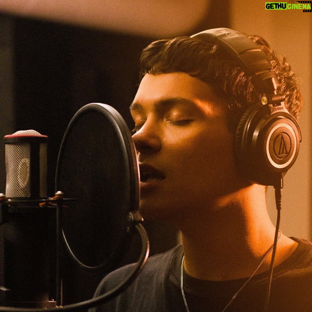 Omar Rudberg Instagram - Ready for new music this Friday??? 🥰 #OFFMYMIND