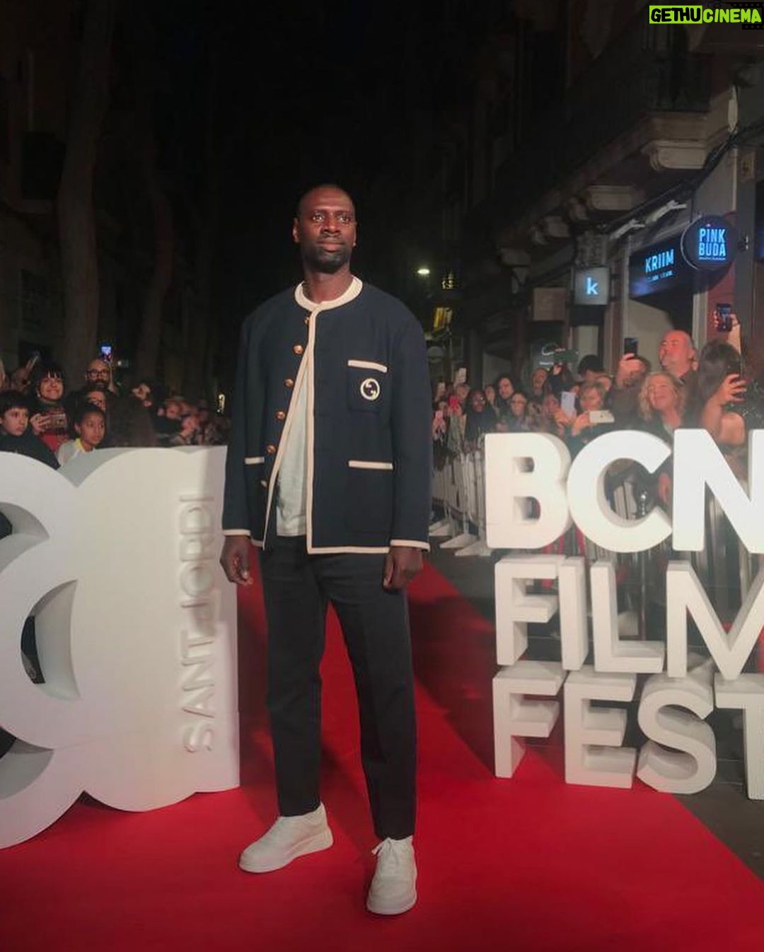 Omar Sy Instagram - Muchas gracias al Festival de Cine de Barcelona por recibirnos para presentar “PADRE Y SOLDADO” al público español. La acogida y las reacciones fueron muy conmovedoras. @acontrafilms 🙏🏿 Un immense merci au festival du film de Barcelone de nous avoir reçus pour présenter « Tirailleurs » au public espagnol. L’accueil et les réactions étaient très touchants. Barcelona, Spain