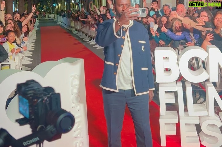 Omar Sy Instagram - Muchas gracias al Festival de Cine de Barcelona por recibirnos para presentar “PADRE Y SOLDADO” al público español. La acogida y las reacciones fueron muy conmovedoras. @acontrafilms 🙏🏿 Un immense merci au festival du film de Barcelone de nous avoir reçus pour présenter « Tirailleurs » au public espagnol. L’accueil et les réactions étaient très touchants. Barcelona, Spain