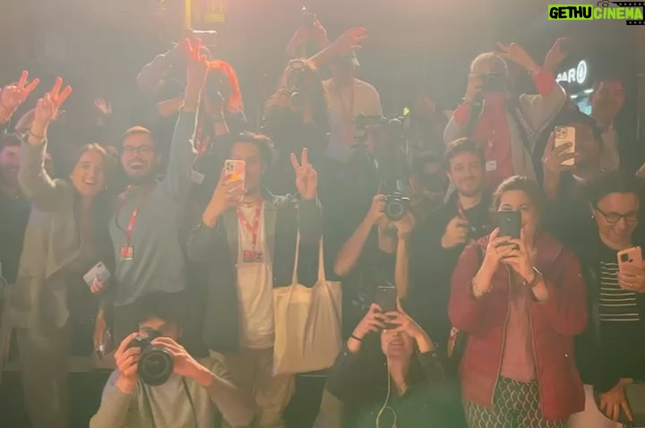Omar Sy Instagram - Muchas gracias al Festival de Cine de Barcelona por recibirnos para presentar “PADRE Y SOLDADO” al público español. La acogida y las reacciones fueron muy conmovedoras. @acontrafilms 🙏🏿 Un immense merci au festival du film de Barcelone de nous avoir reçus pour présenter « Tirailleurs » au public espagnol. L’accueil et les réactions étaient très touchants. Barcelona, Spain