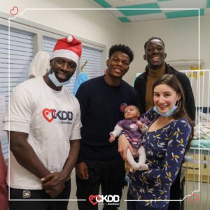 Omar Sy Instagram - ❤️‍🩹 Des sourires réconfortants, des instants empreints de chaleur !
🌟Notre parrain Omar Sy, accompagné d’Aurélien Tchouameni et Mory Sacko ont rendu visite aux jeunes patients du service Maladie Digestive et Respiratoire du CHU Robert Debré. Merci à eux pour cette visite pleine d’amour et d’espoir. 

#CKDB #cekedubonheur #association #enfance #ensemble #partage #sourires #atelier #Noël #NoëlCKDB #RobertDebré #OmarSy #AurélienTchouameni #MorySacko
