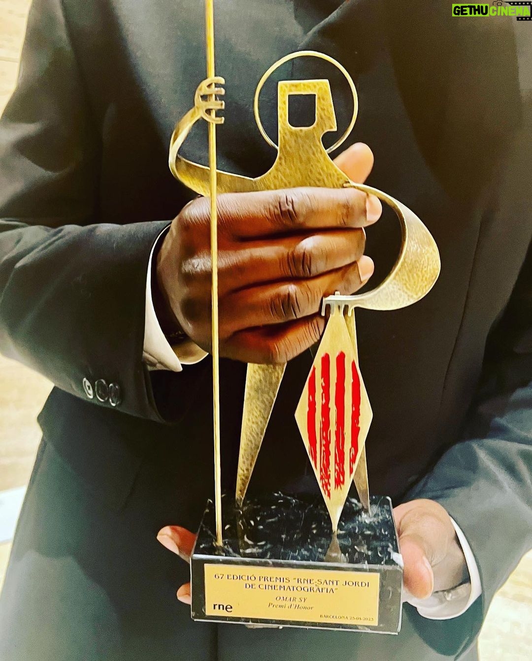 Omar Sy Instagram - Trés honoré d’avoir reçu hier soir à Barcelone, le prix d’honneur du gala RNE Sant Jordi Cinematography Awards. Me sentí muy honrado al recibir los Premios Sant Jordi de Cinematografía de RNE ayer por la tarde en Barcelona. Barcelona, Spain