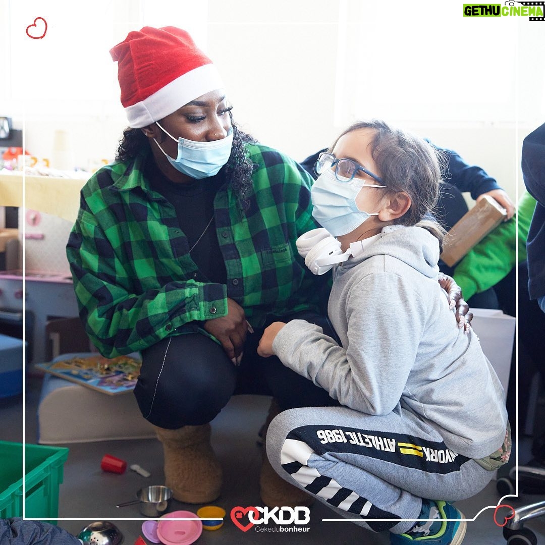Omar Sy Instagram - ❤️🩹 Les Noëls CKDB continuent ! Vendredi dernier, @omarsyofficial et @ayanakamura_officiel se sont rendus au chevet de nos jeunes patients de l’Hôpital Louis Mourier (92) et ont distribué cadeaux, bonheur et sourires aux enfants ! 🎄Un grand merci à notre parrain Omar Sy ainsi que Aya Nakamura pour leur temps et leur générosité. Crédits photo : @brunogasperini #CKDB #CéKeDuBonheur #association #enfance #ensemble #partage #OmarSy #AyaNakamura #HopitalLouisMourier #NoelCKDB Hôpital Louis-Mourier, AP-HP