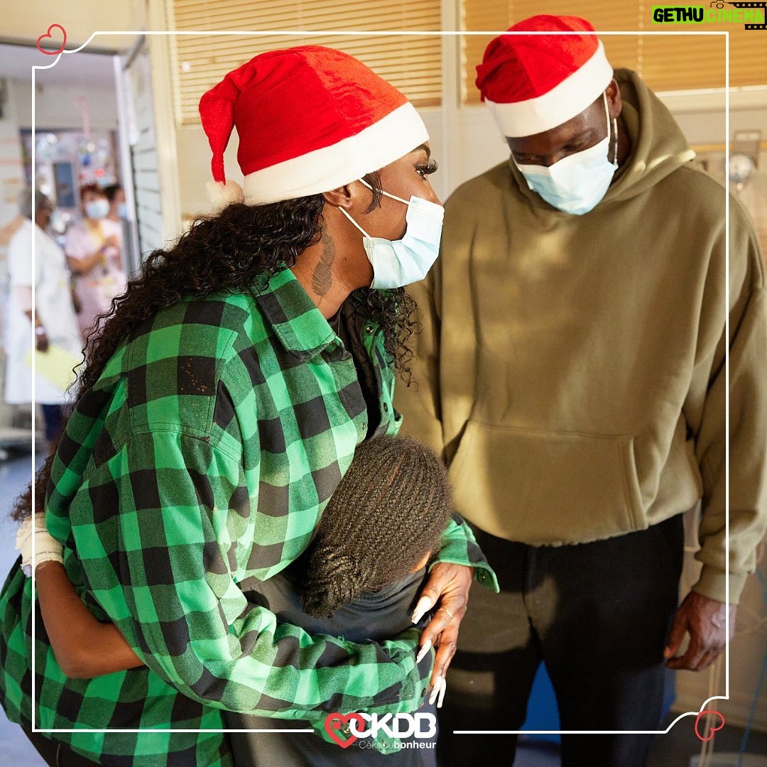 Omar Sy Instagram - ❤️🩹 Les Noëls CKDB continuent ! Vendredi dernier, @omarsyofficial et @ayanakamura_officiel se sont rendus au chevet de nos jeunes patients de l’Hôpital Louis Mourier (92) et ont distribué cadeaux, bonheur et sourires aux enfants ! 🎄Un grand merci à notre parrain Omar Sy ainsi que Aya Nakamura pour leur temps et leur générosité. Crédits photo : @brunogasperini #CKDB #CéKeDuBonheur #association #enfance #ensemble #partage #OmarSy #AyaNakamura #HopitalLouisMourier #NoelCKDB Hôpital Louis-Mourier, AP-HP