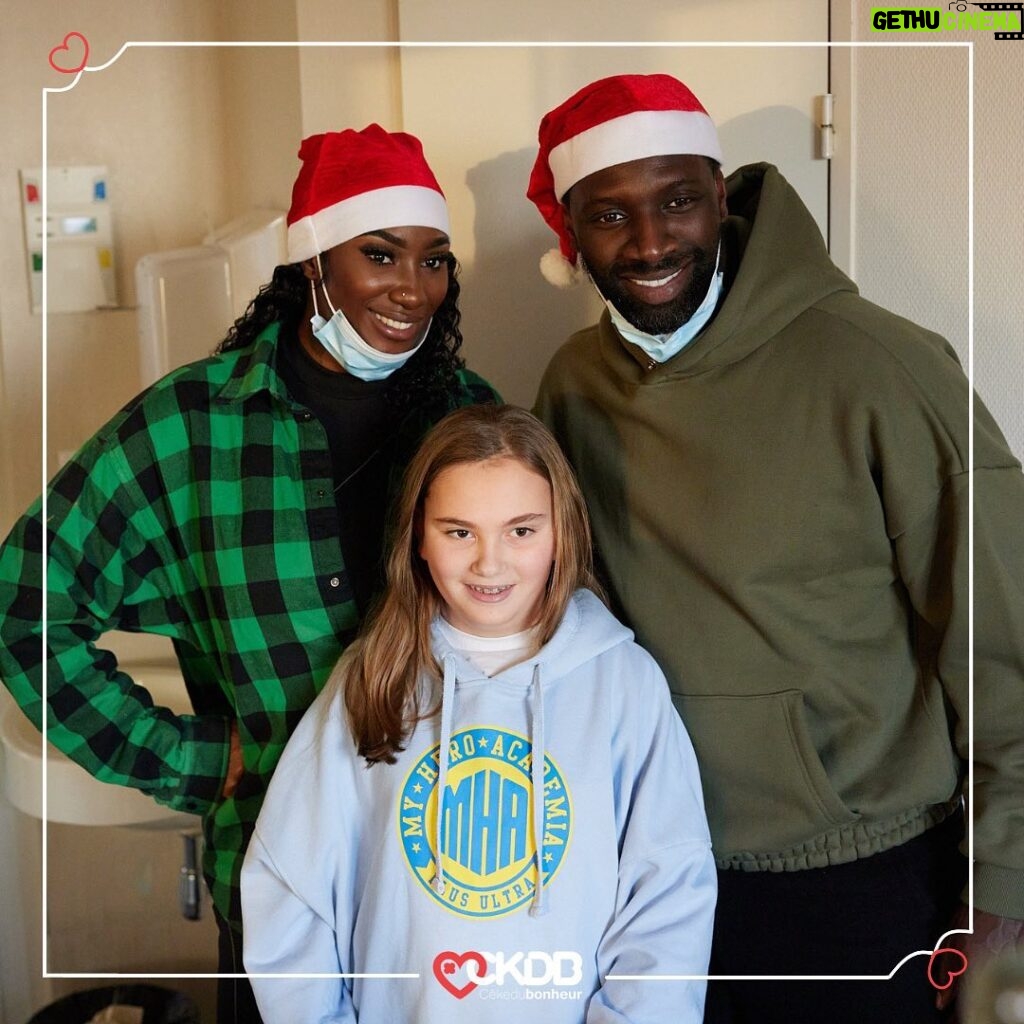 Omar Sy Instagram - ❤‍🩹 Les Noëls CKDB continuent ! Vendredi dernier, @omarsyofficial et @ayanakamura_officiel se sont rendus au chevet de nos jeunes patients de l’Hôpital Louis Mourier (92) et ont distribué cadeaux, bonheur et sourires aux enfants ! 🎄Un grand merci à notre parrain Omar Sy ainsi que Aya Nakamura pour leur temps et leur générosité. Crédits photo : @brunogasperini #CKDB #CéKeDuBonheur #association #enfance #ensemble #partage #OmarSy #AyaNakamura #HopitalLouisMourier #NoelCKDB Hôpital Louis-Mourier, AP-HP