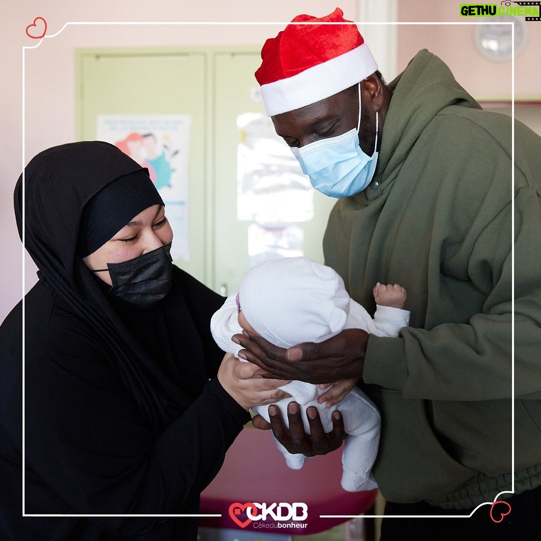 Omar Sy Instagram - ❤️🩹 Les Noëls CKDB continuent ! Vendredi dernier, @omarsyofficial et @ayanakamura_officiel se sont rendus au chevet de nos jeunes patients de l’Hôpital Louis Mourier (92) et ont distribué cadeaux, bonheur et sourires aux enfants ! 🎄Un grand merci à notre parrain Omar Sy ainsi que Aya Nakamura pour leur temps et leur générosité. Crédits photo : @brunogasperini #CKDB #CéKeDuBonheur #association #enfance #ensemble #partage #OmarSy #AyaNakamura #HopitalLouisMourier #NoelCKDB Hôpital Louis-Mourier, AP-HP