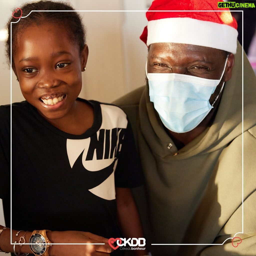 Omar Sy Instagram - ❤‍🩹 Les Noëls CKDB continuent ! Vendredi dernier, @omarsyofficial et @ayanakamura_officiel se sont rendus au chevet de nos jeunes patients de l’Hôpital Louis Mourier (92) et ont distribué cadeaux, bonheur et sourires aux enfants ! 🎄Un grand merci à notre parrain Omar Sy ainsi que Aya Nakamura pour leur temps et leur générosité. Crédits photo : @brunogasperini #CKDB #CéKeDuBonheur #association #enfance #ensemble #partage #OmarSy #AyaNakamura #HopitalLouisMourier #NoelCKDB Hôpital Louis-Mourier, AP-HP