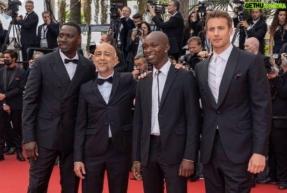 Omar Sy Instagram - Tirailleurs hier soir en ouverture de la sélection “un certain regard” @festivaldecannes 🙏🏿 Cannes La Croisette