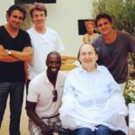 Omar Sy Instagram - A jamais dans nos cœurs …. 🤲🏿💔@toledanonakache @f_cluzet Nous venons d'apprendre avec une immense tristesse la disparition de notre ami Philippe Pozzo di Borgo. En acceptant que l'on adapte son histoire dans Intouchables il a changé notre vie et la vie de nombreuses personnes vulnérables et fragiles. Nous gardons l'image d'un homme courageux, digne, humble et combatif. Son humour et son intelligence vont nous manquer. L'avoir côtoyé pendant toutes ces années fut un rare privilège. Nous tenterons de poursuivre l’ensemble de ses combats. Nous pensons fort à sa femme et à ses enfants.