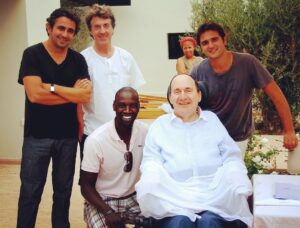 Omar Sy Instagram - A jamais dans nos cœurs …. 🤲🏿💔@toledanonakache @f_cluzet 
Nous venons d'apprendre avec une immense tristesse la disparition de notre ami Philippe Pozzo di Borgo. 
En acceptant que l'on adapte son histoire dans Intouchables il a changé notre vie et la vie de nombreuses personnes vulnérables et fragiles. 

Nous gardons l'image d'un homme courageux, digne, humble et combatif. Son humour et son intelligence vont nous manquer. 

L'avoir côtoyé pendant toutes ces années fut un rare privilège. 
Nous tenterons de poursuivre l’ensemble de ses combats.

Nous pensons fort à sa femme et à ses enfants.