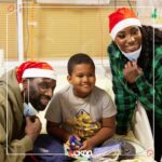Omar Sy Instagram - ❤️‍🩹 Les Noëls CKDB continuent ! Vendredi dernier, @omarsyofficial et @ayanakamura_officiel se sont rendus au chevet de nos jeunes patients de l’Hôpital Louis Mourier (92) et ont distribué cadeaux, bonheur et sourires aux enfants ! 🎄Un grand merci à notre parrain Omar Sy ainsi que Aya Nakamura pour leur temps et leur générosité. Crédits photo : @brunogasperini #CKDB #CéKeDuBonheur #association #enfance #ensemble #partage #OmarSy #AyaNakamura #HopitalLouisMourier #NoelCKDB Hôpital Louis-Mourier, AP-HP