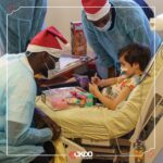 Omar Sy Instagram – ❤️‍🩹 Des sourires réconfortants, des instants empreints de chaleur !
🌟Notre parrain Omar Sy, accompagné d’Aurélien Tchouameni et Mory Sacko ont rendu visite aux jeunes patients du service Maladie Digestive et Respiratoire du CHU Robert Debré. Merci à eux pour cette visite pleine d’amour et d’espoir. 

#CKDB #cekedubonheur #association #enfance #ensemble #partage #sourires #atelier #Noël #NoëlCKDB #RobertDebré #OmarSy #AurélienTchouameni #MorySacko Hôpital universitaire Robert-Debré