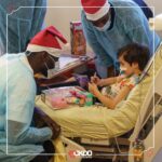 Omar Sy Instagram - ❤️‍🩹 Des sourires réconfortants, des instants empreints de chaleur ! 🌟Notre parrain Omar Sy, accompagné d’Aurélien Tchouameni et Mory Sacko ont rendu visite aux jeunes patients du service Maladie Digestive et Respiratoire du CHU Robert Debré. Merci à eux pour cette visite pleine d’amour et d’espoir. #CKDB #cekedubonheur #association #enfance #ensemble #partage #sourires #atelier #Noël #NoëlCKDB #RobertDebré #OmarSy #AurélienTchouameni #MorySacko Hôpital universitaire Robert-Debré