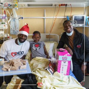 Omar Sy Instagram - ❤️‍🩹 Des sourires réconfortants, des instants empreints de chaleur !
🌟Notre parrain Omar Sy, accompagné d’Aurélien Tchouameni et Mory Sacko ont rendu visite aux jeunes patients du service Maladie Digestive et Respiratoire du CHU Robert Debré. Merci à eux pour cette visite pleine d’amour et d’espoir. 

#CKDB #cekedubonheur #association #enfance #ensemble #partage #sourires #atelier #Noël #NoëlCKDB #RobertDebré #OmarSy #AurélienTchouameni #MorySacko